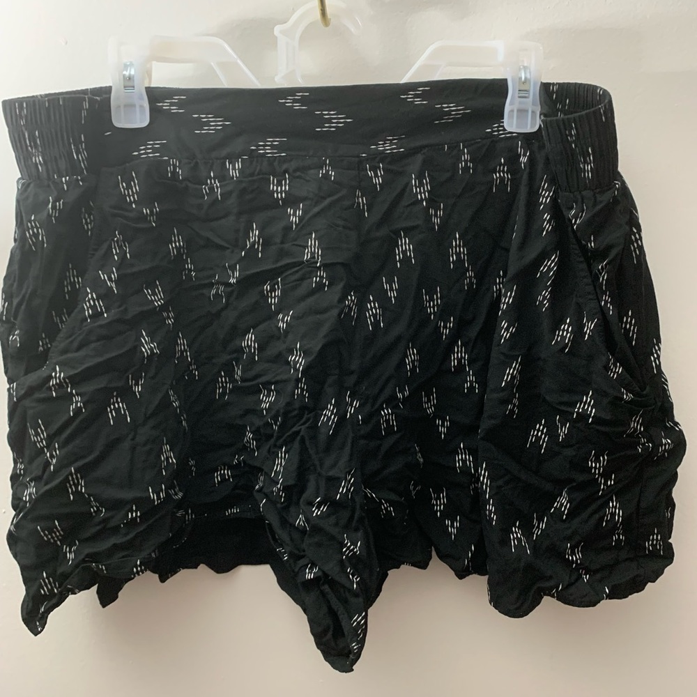 Women’s 1x Ava & Viv Black Pattern Shorts